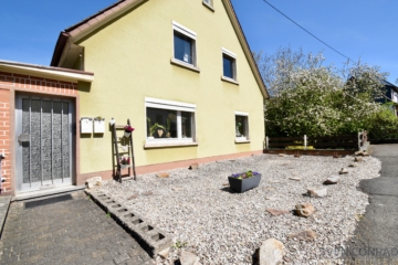 Viel Platz für Ihre Wohnideen – Charmantes Haus mit großem Grundstück & Bachzugang, 55743 Idar-Oberstein, Einfamilienhaus