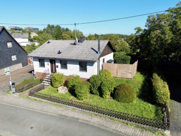 Freistehendes Einfamilienhaus mit großzügigem Grundstück in Herborn, 55758 Herborn, Einfamilienhaus