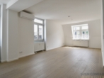 Wohnzimmer #01 - -VERMIETET- Modern! Saniert! Barrierefrei! – Tolle Wohnung mit Ausblick in Zentrumslage