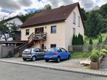 Familienglück mit tollem Garten – Freistehendes Einfamilienhaus mit ELW in Idar-Oberstein, 55743 Idar-Oberstein, Einfamilienhaus