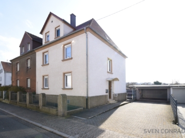 -VERKAUFT- Vielseitige Möglichkeiten! Mehrfamilienhaus in Saarbrücken mit Doppelgarage und Garten, 66130 Saarbrücken, Mehrfamilienhaus